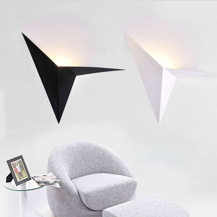 Créatif en fer forgé forme spéciale Triangle applique murale nordique minimaliste chambre chevet étude chambre d'hôtel miroir phare
