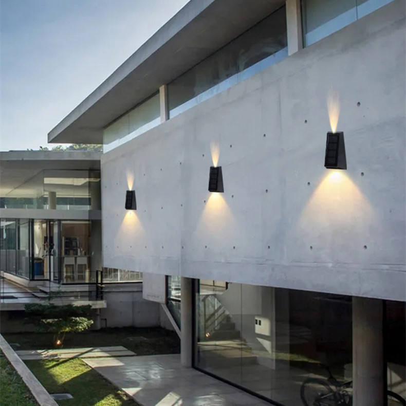Applique murale extérieure à deux têtes capteur solaire alimenté par LED lumières de sécurité IP 65 applique murale extérieure étanche