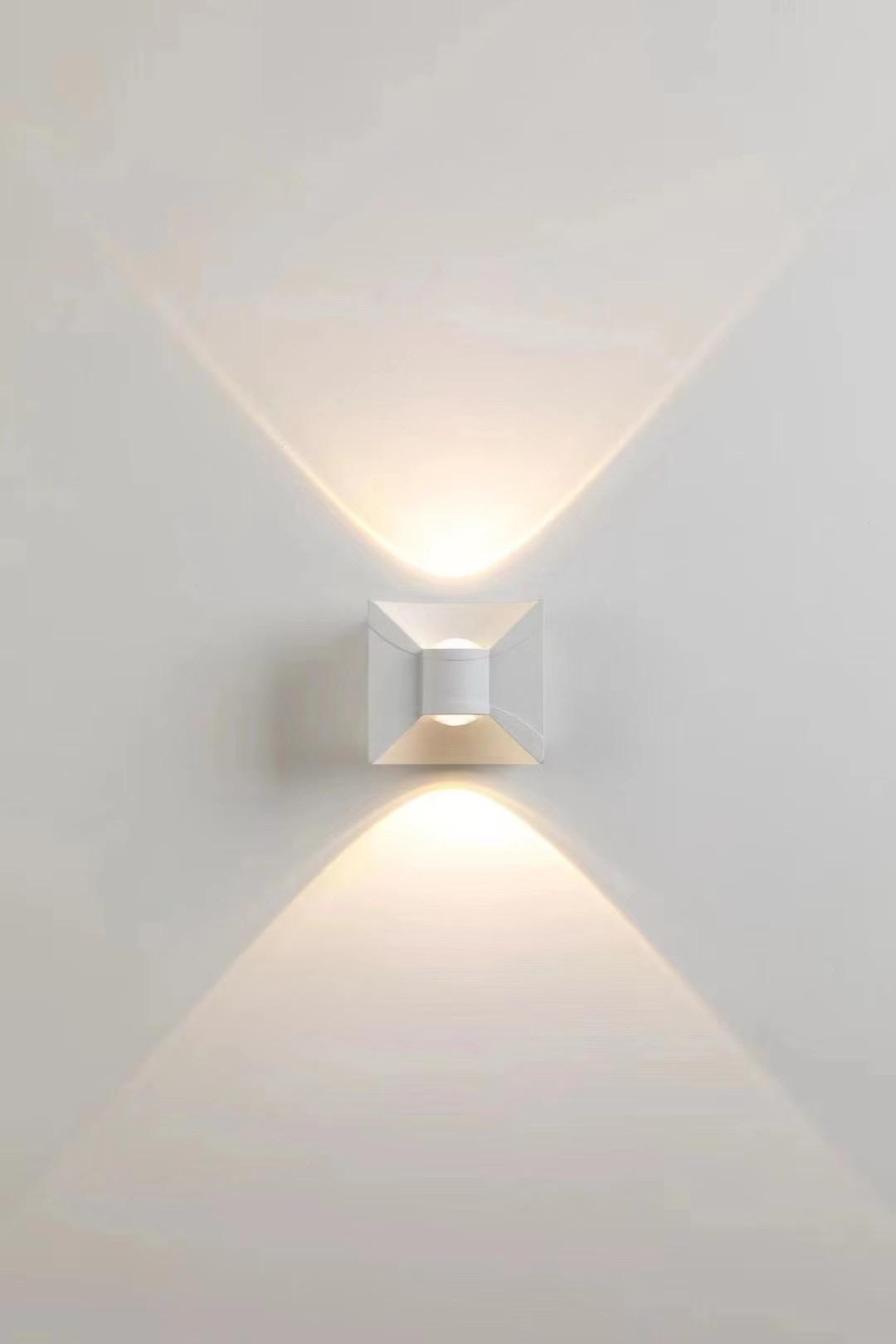 Bogy en aluminium moderne décoratif intérieur extérieur imperméable à l'eau vers le haut et vers le bas des appliques murales à LED