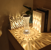 La lampe de table en cristal acrylique RVB fournit une atmosphère créative petite lampe de nuit décorative Lampe de table rechargeable