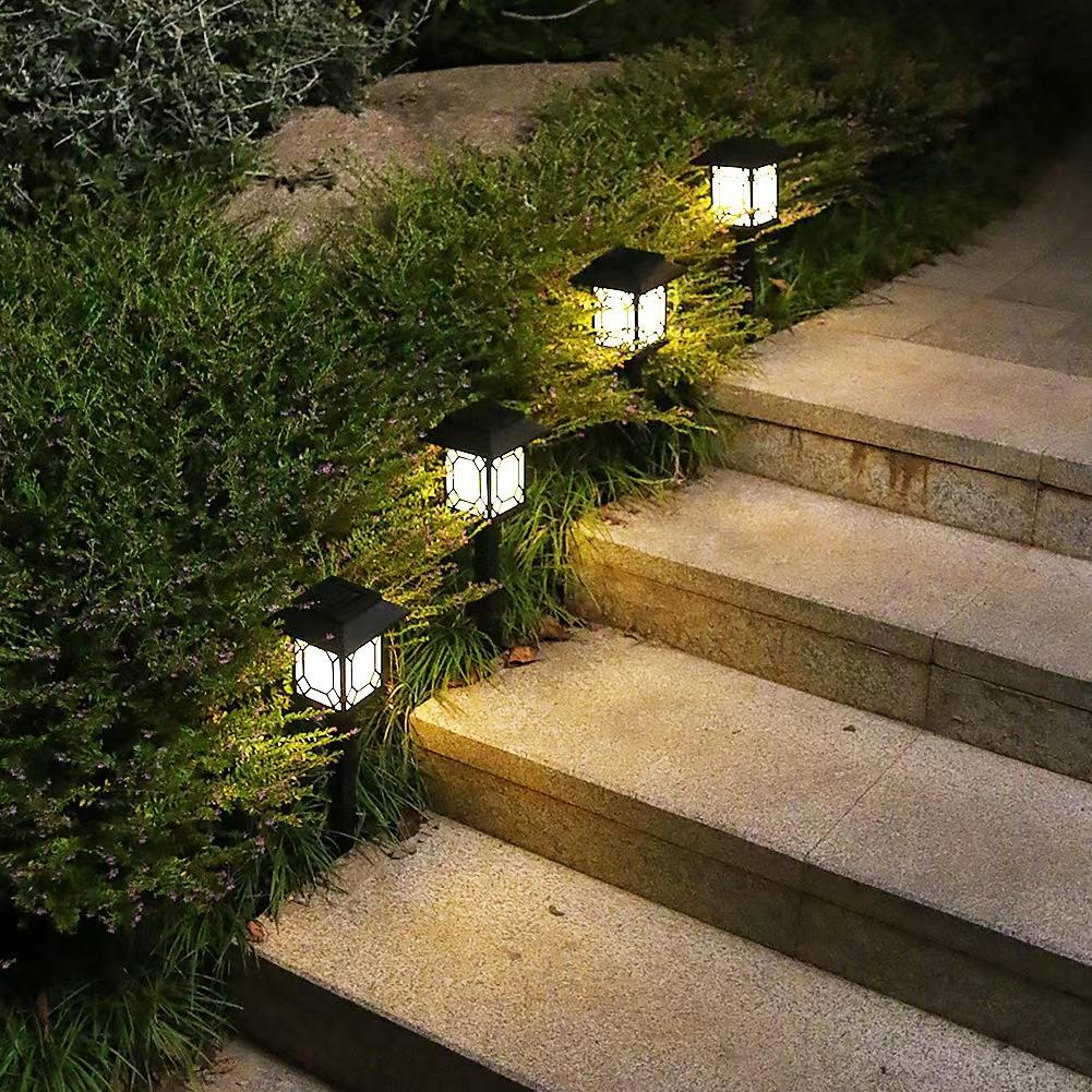 Type de maison extérieur étanche LED lumière solaire lampe de pelouse solaire Mini lumière solaire jardin alimenté Cottage Style Spike Spot petite maison