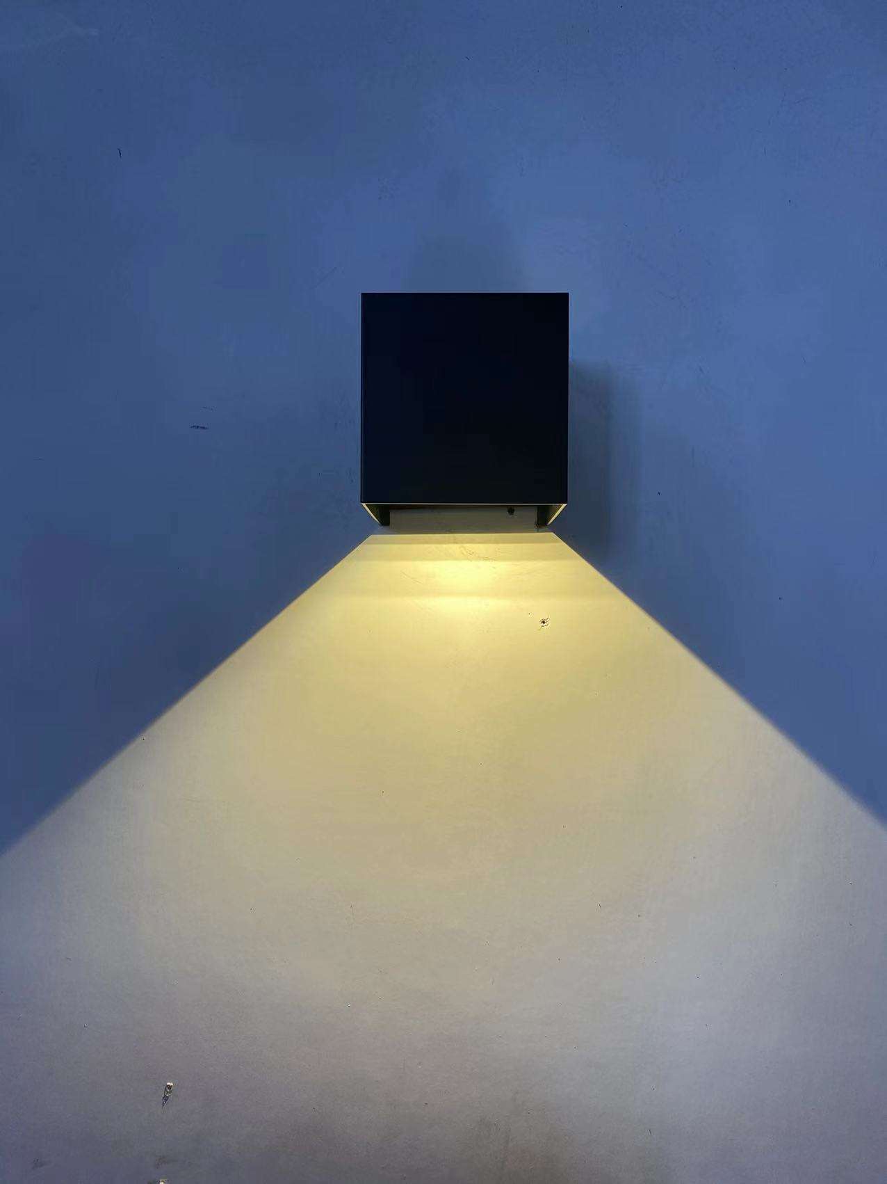 Lampes de mur menées modernes extérieures du blanc noir 20w de place d'Ip65 imperméables pour le jardin