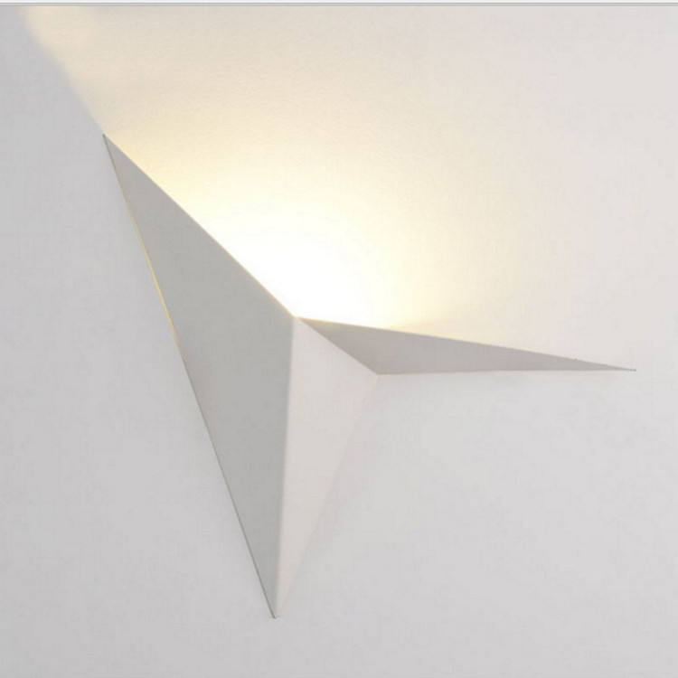 Créatif en fer forgé forme spéciale Triangle applique murale nordique minimaliste chambre chevet étude chambre d'hôtel miroir phare