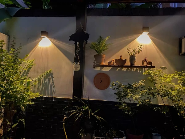 LED Solaire Extérieure Contrôle De La Lumière Induction Cour Décoration Solaire Clôture Applique Murale Semi-circulaire Économie D'énergie Réverbère