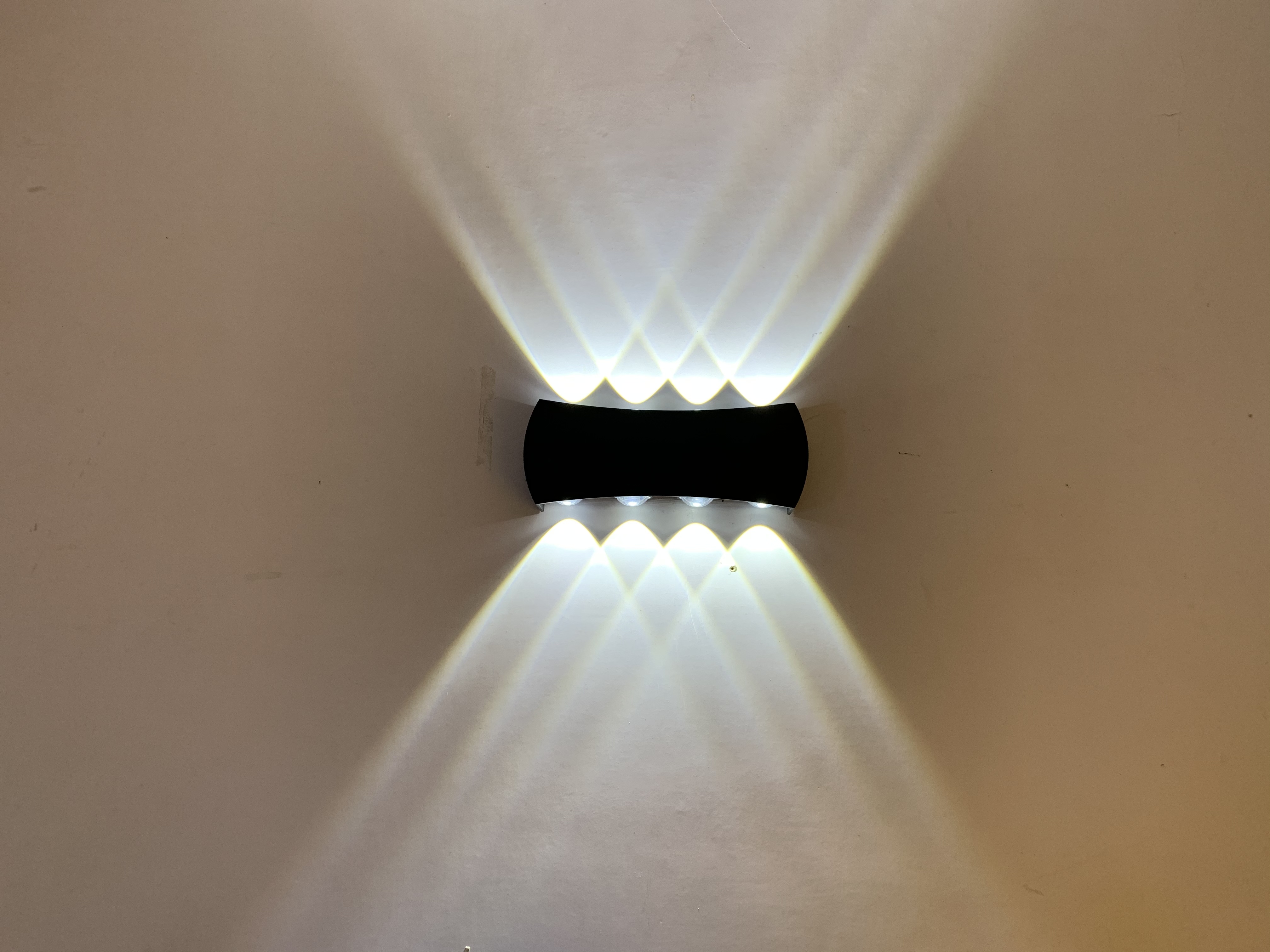 Les avantages et les avantages des appliques murales solaires pour l'éclairage extérieur