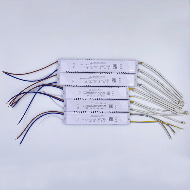 Transformateurs d'éclairage LED 6 voies 300-432W Pilote 2.4G Pilote à trois températures de couleur Alimentation sûre de haute qualité Pilote d'adaptateur Led